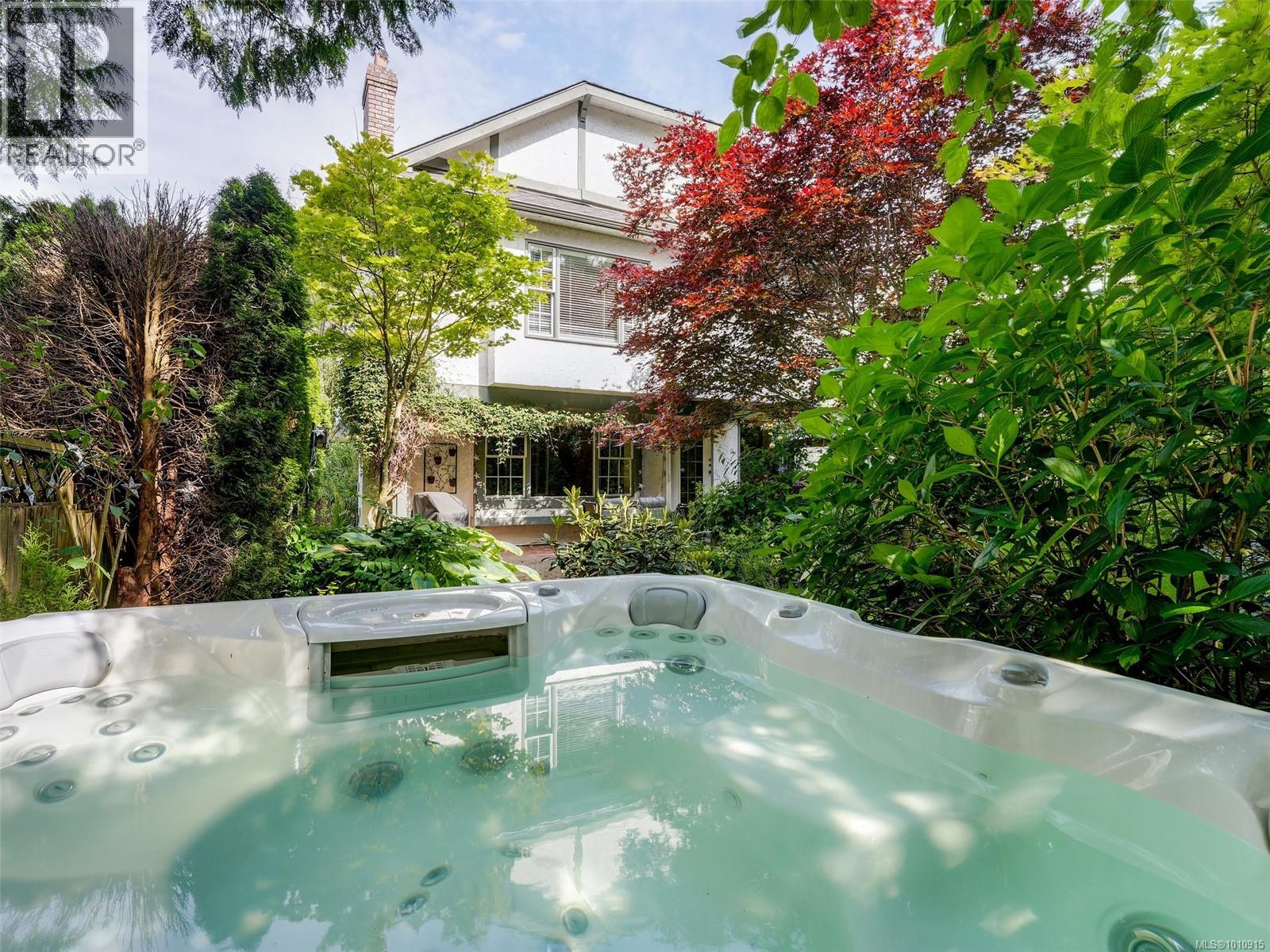 3913 Gibson Crt, Saanich, British Columbia  V8N 6E2 - Photo 18 - 1010915