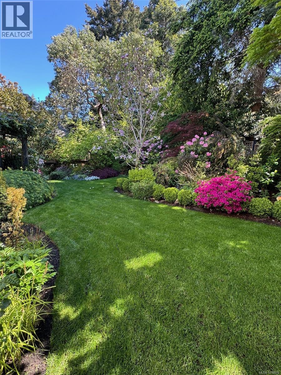 3913 Gibson Crt, Saanich, British Columbia  V8N 6E2 - Photo 44 - 1010915