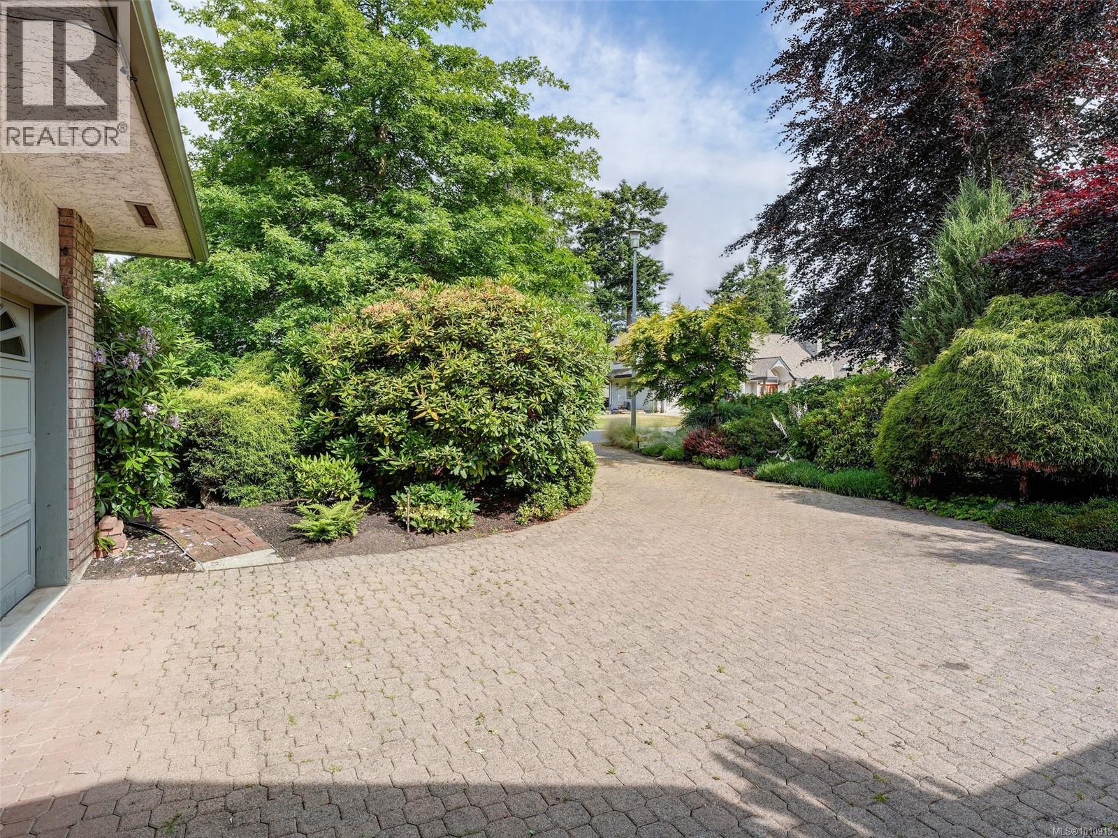 3913 Gibson Crt, Saanich, British Columbia  V8N 6E2 - Photo 40 - 1010915