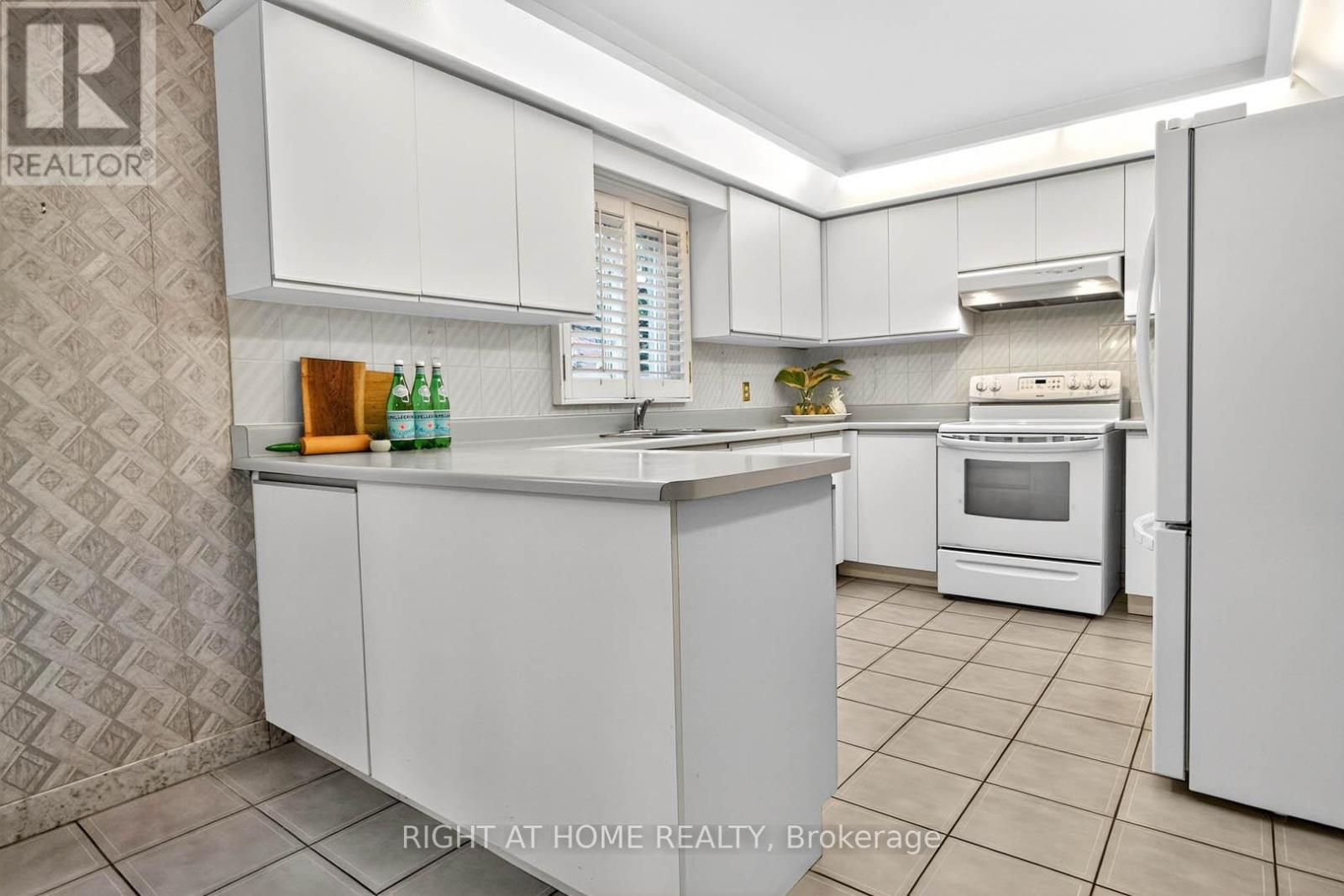 1084 Grandeur Crescent, Oakville, Ontario  L6H 4B4 - Photo 12 - W12361732