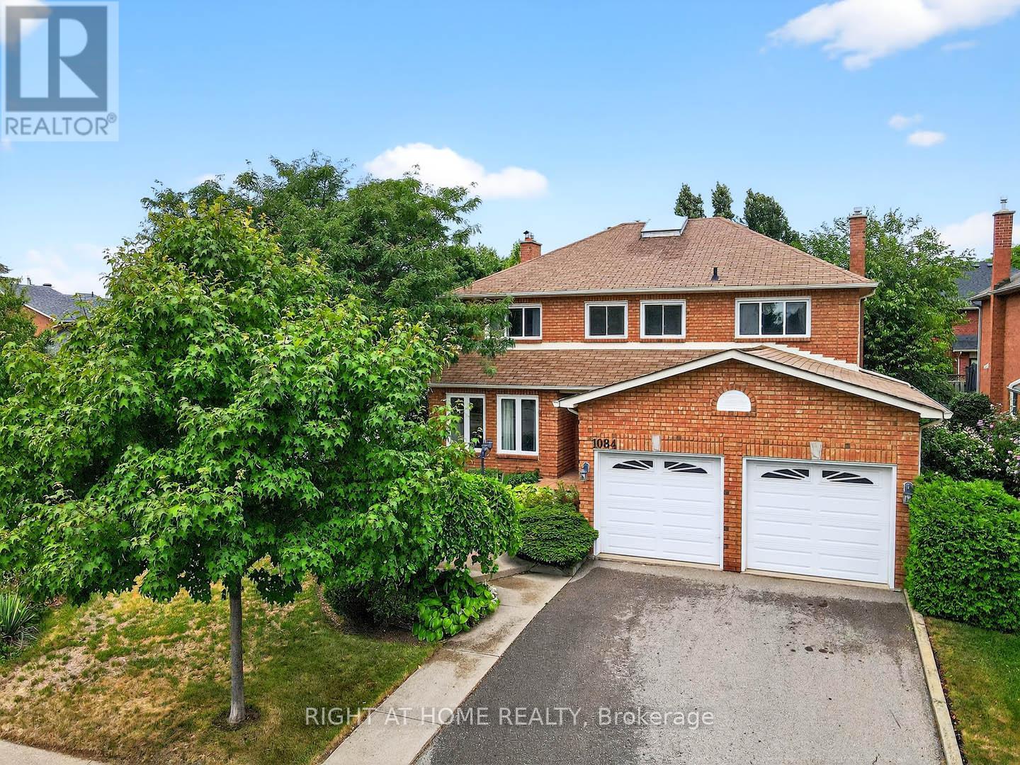 1084 Grandeur Crescent, Oakville, Ontario  L6H 4B4 - Photo 2 - W12361732