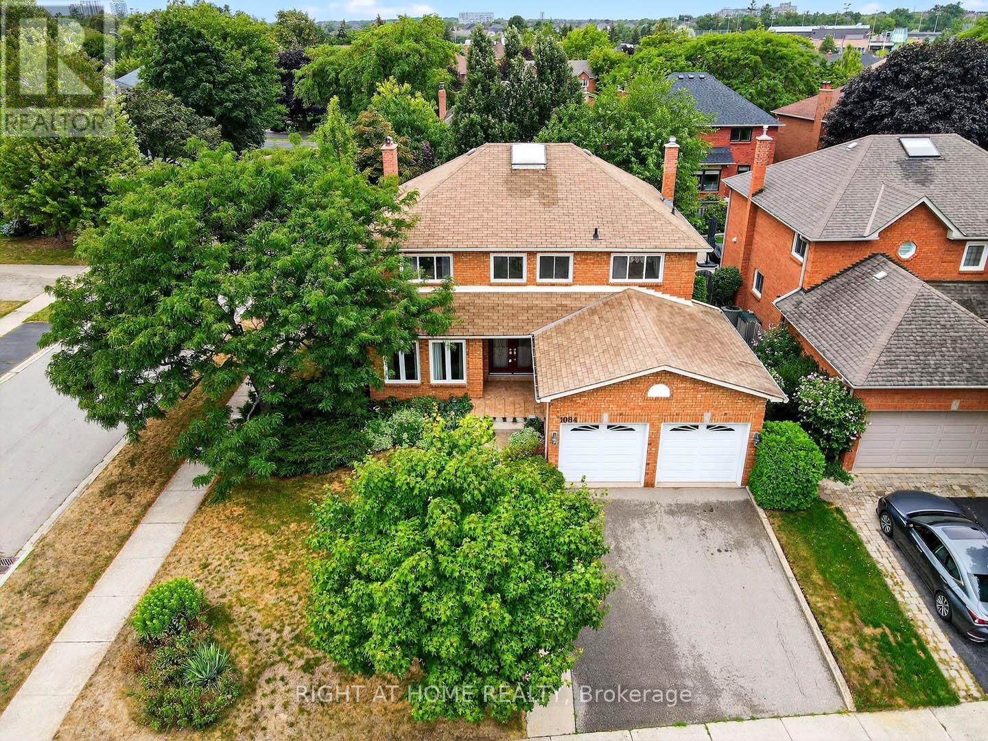 1084 Grandeur Crescent, Oakville, Ontario  L6H 4B4 - Photo 3 - W12361732