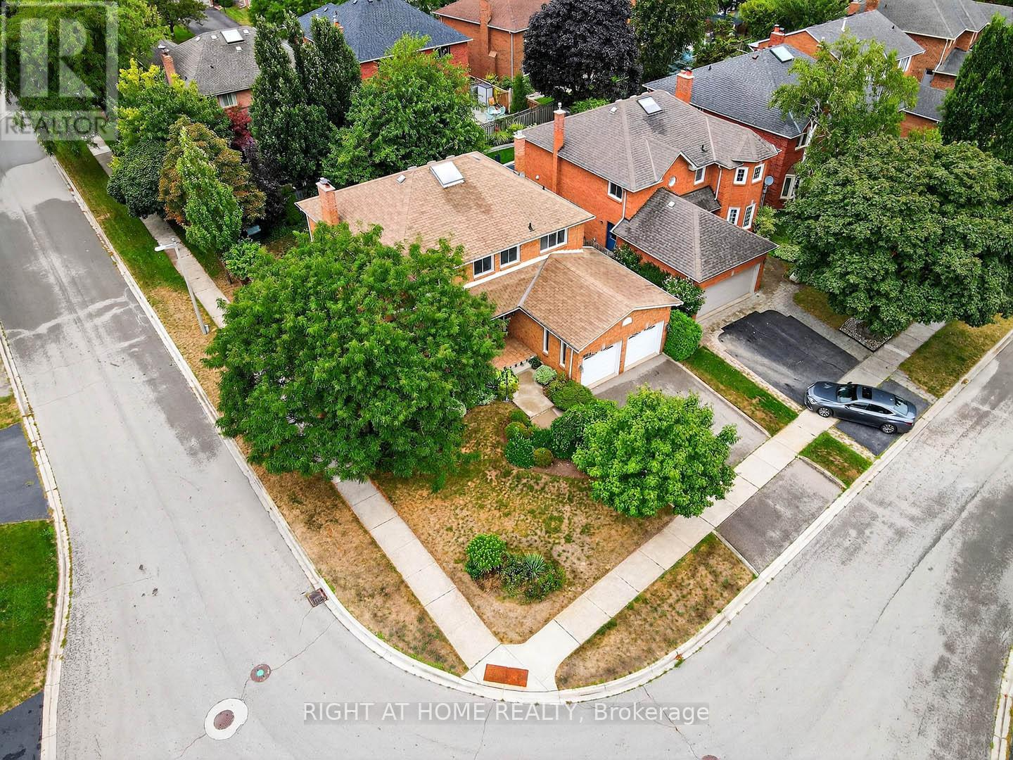 1084 Grandeur Crescent, Oakville, Ontario  L6H 4B4 - Photo 4 - W12361732