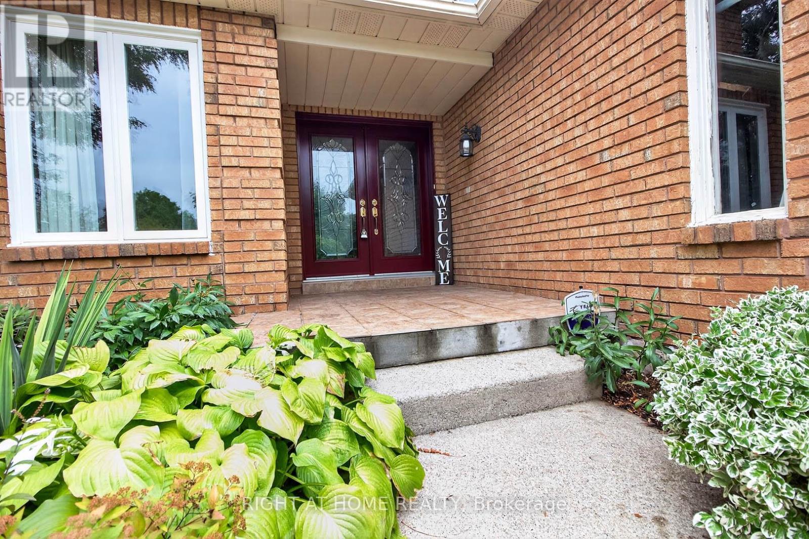 1084 Grandeur Crescent, Oakville, Ontario  L6H 4B4 - Photo 5 - W12361732