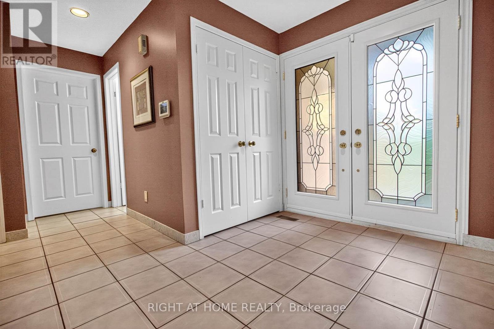1084 Grandeur Crescent, Oakville, Ontario  L6H 4B4 - Photo 6 - W12361732