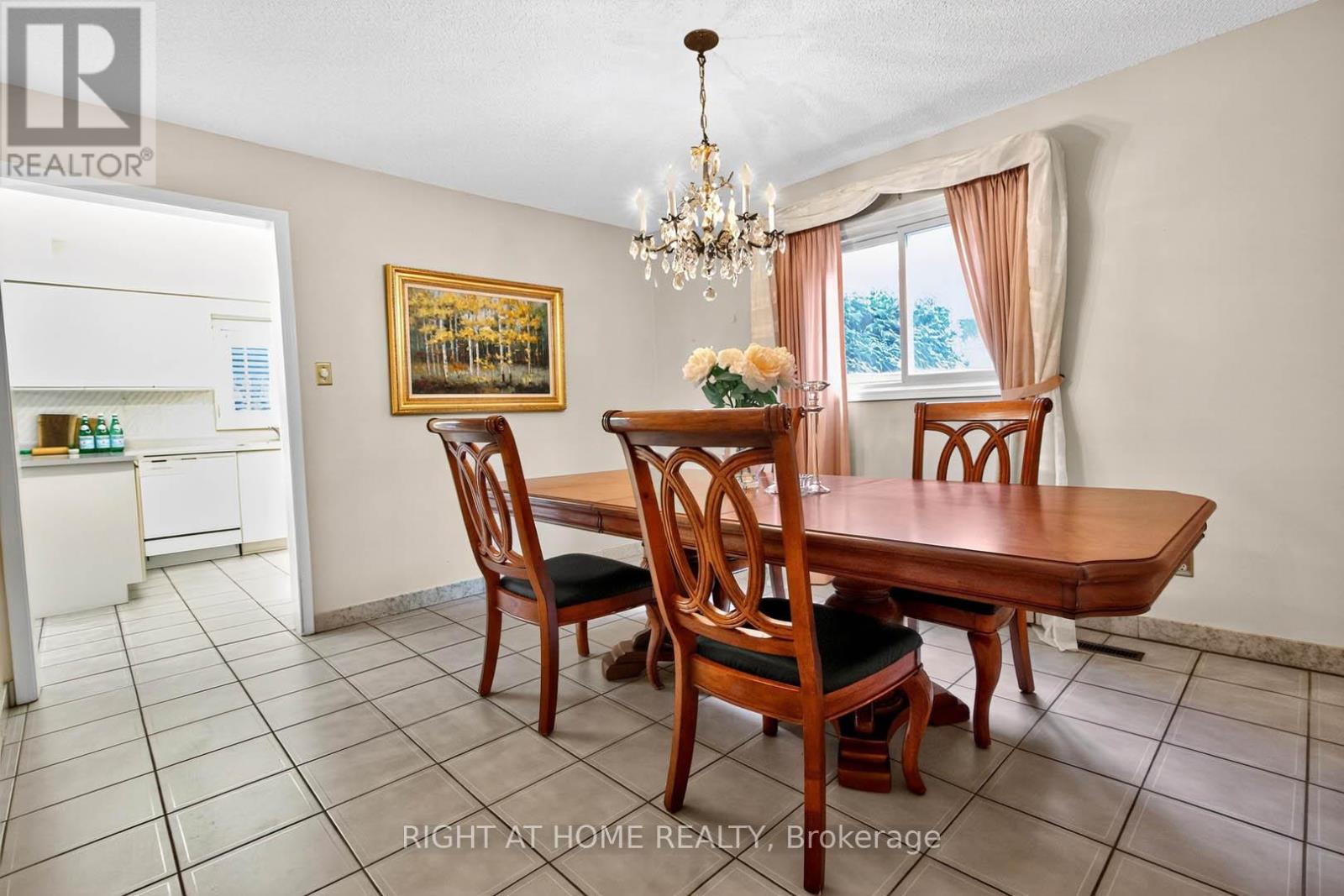 1084 Grandeur Crescent, Oakville, Ontario  L6H 4B4 - Photo 9 - W12361732