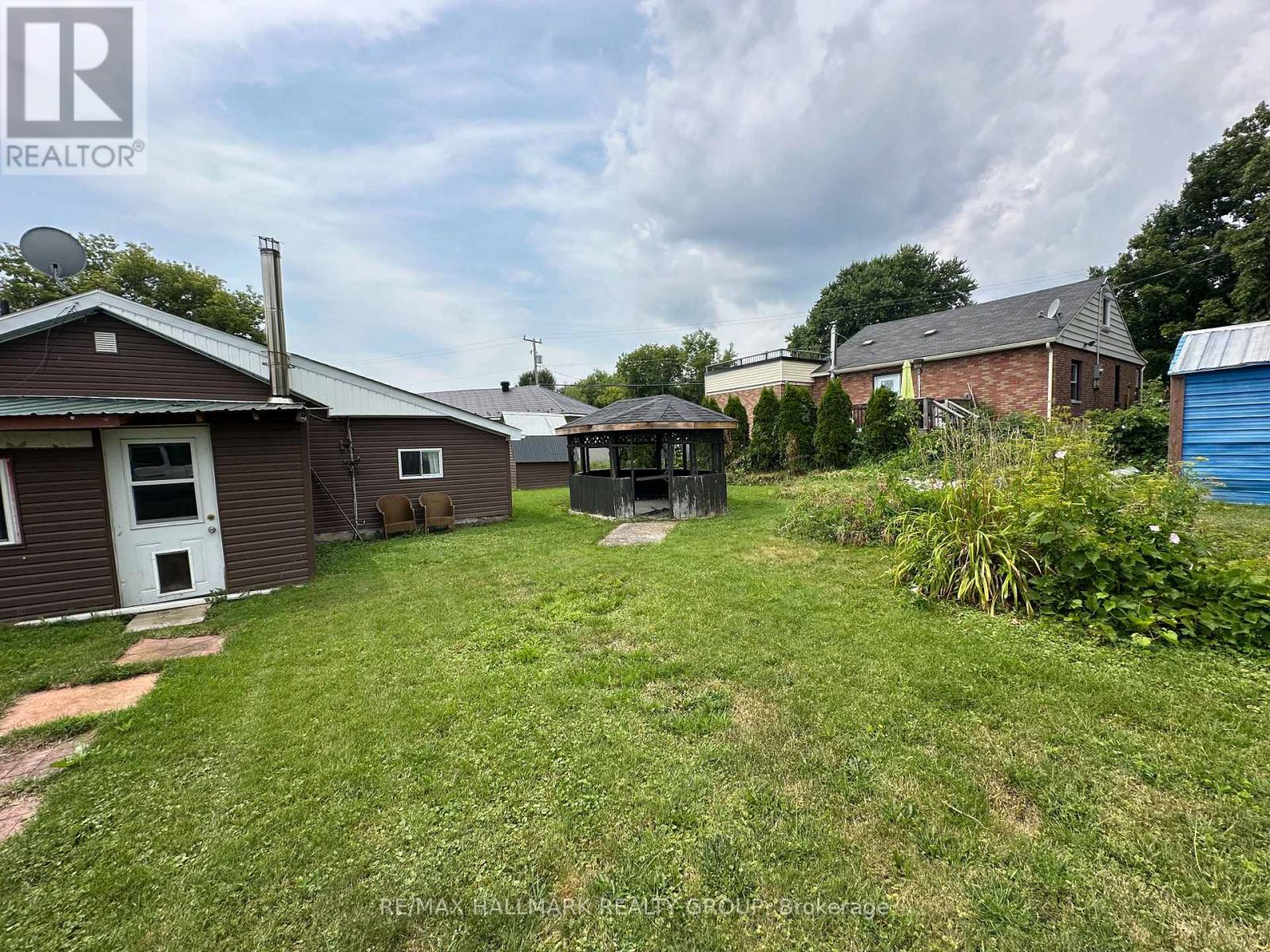 19407 Malibu Lane, South Glengarry, Ontario  K0C 2E0 - Photo 2 - X12361759