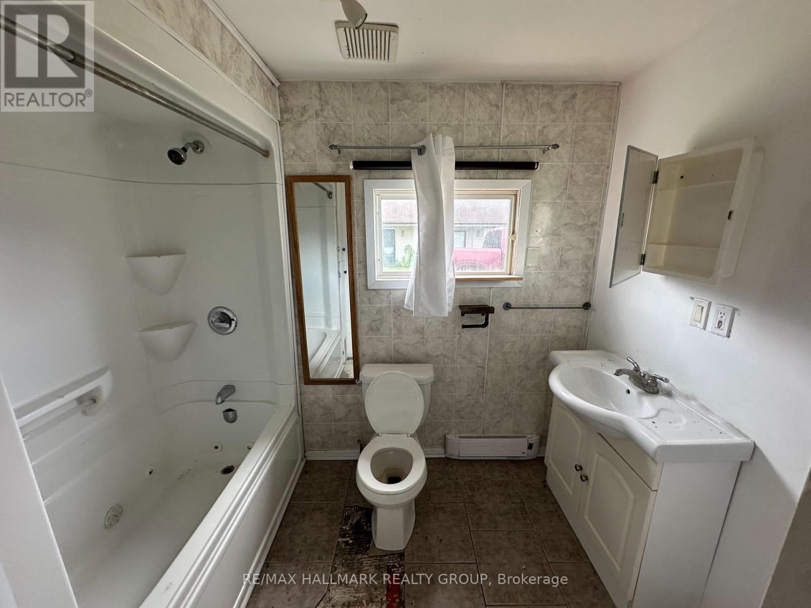 19407 Malibu Lane, South Glengarry, Ontario  K0C 2E0 - Photo 3 - X12361759