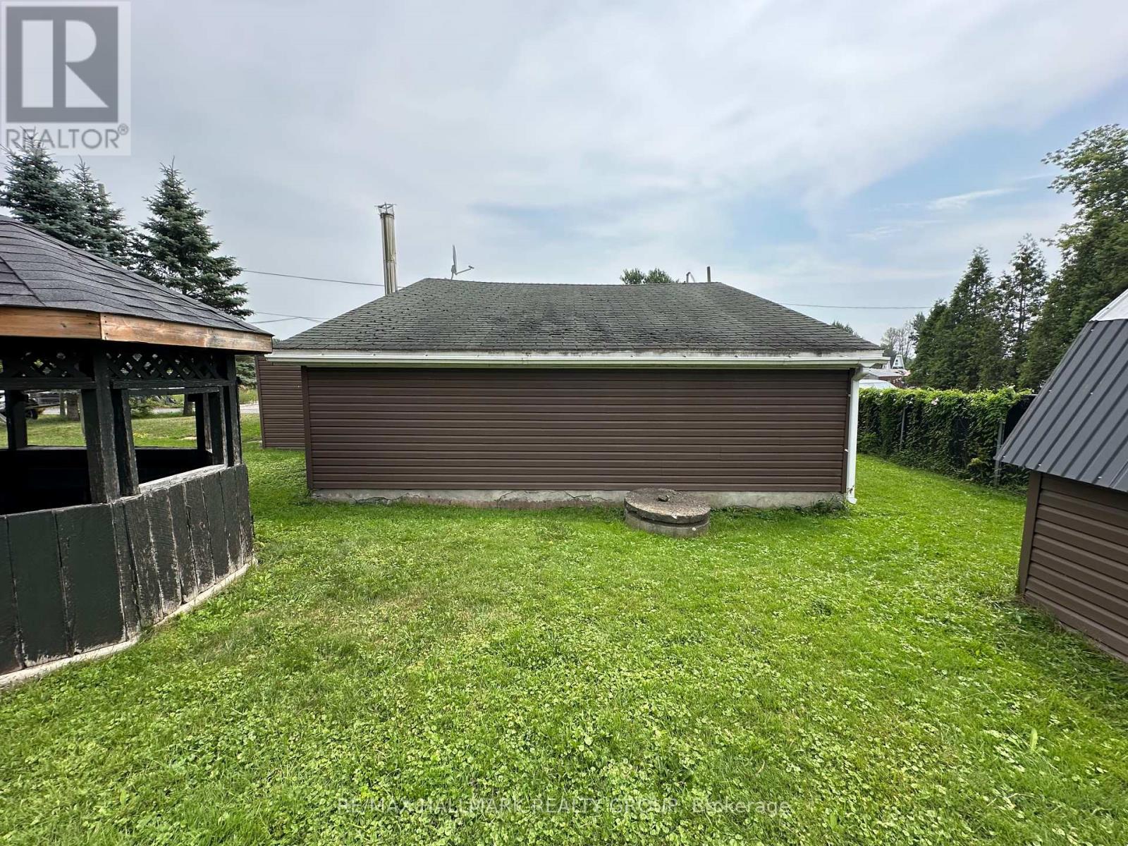 19407 Malibu Lane, South Glengarry, Ontario  K0C 2E0 - Photo 6 - X12361759