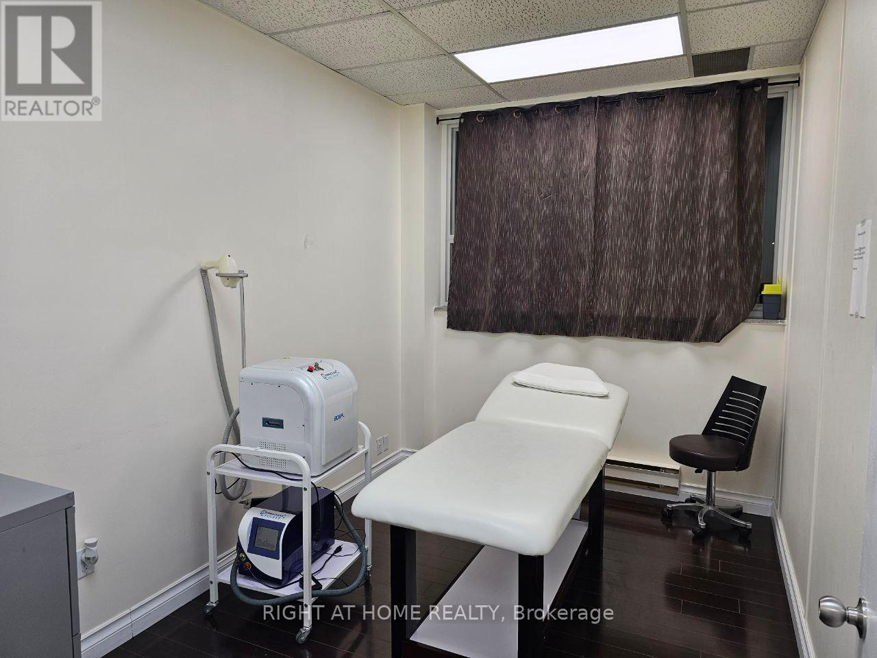 201 - 10670 Yonge Street, Richmond Hill, Ontario  L4C 3C9 - Photo 10 - N12361761