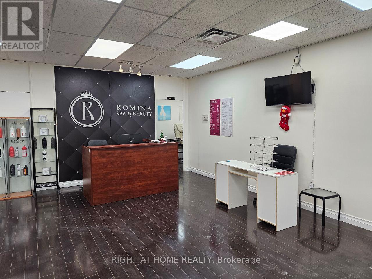201 - 10670 Yonge Street, Richmond Hill, Ontario  L4C 3C9 - Photo 2 - N12361761