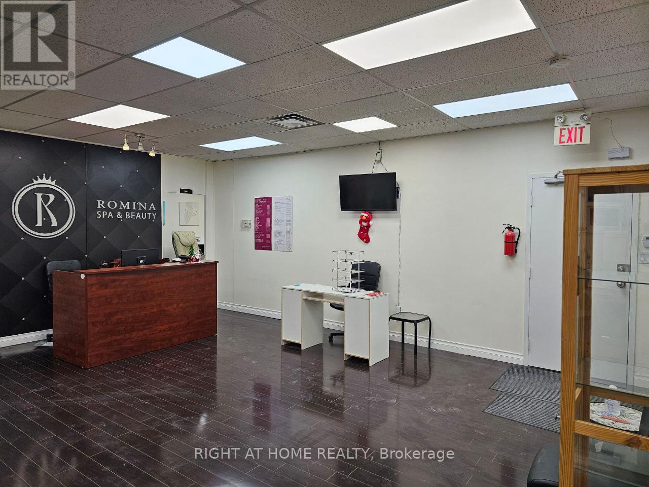 201 - 10670 Yonge Street, Richmond Hill, Ontario  L4C 3C9 - Photo 5 - N12361761