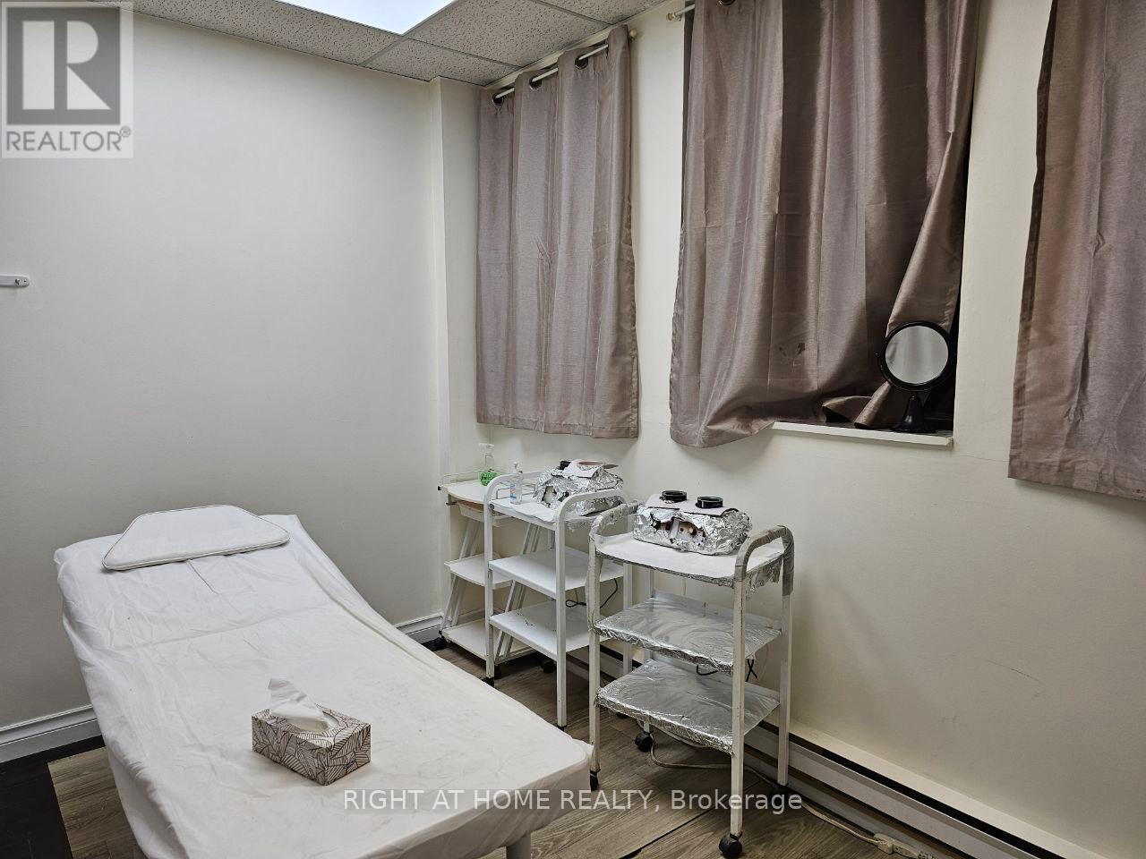 201 - 10670 Yonge Street, Richmond Hill, Ontario  L4C 3C9 - Photo 7 - N12361761