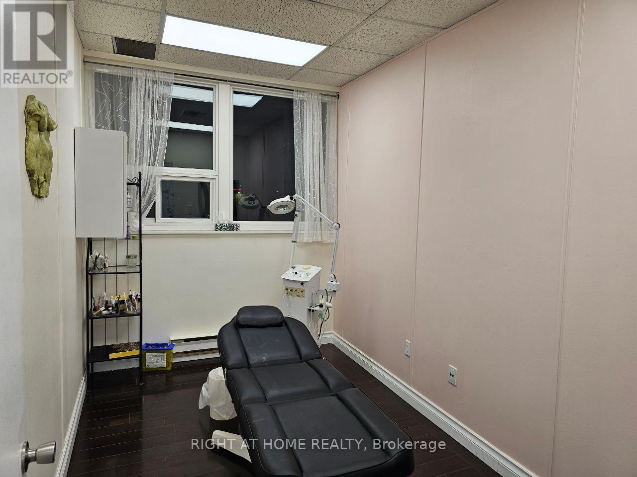 201 - 10670 Yonge Street, Richmond Hill, Ontario  L4C 3C9 - Photo 9 - N12361761