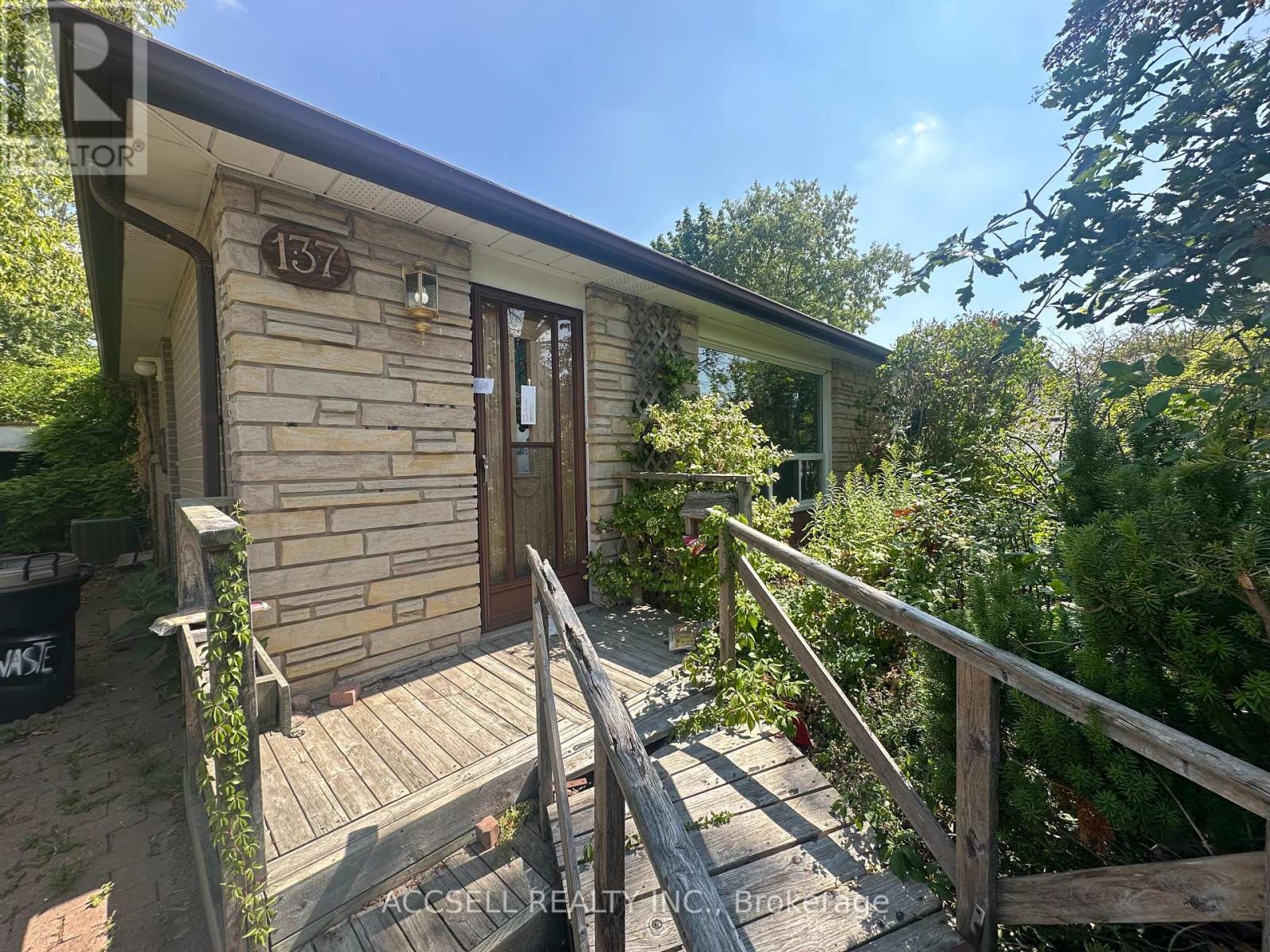 Brampton (Southgate) House for sale:  3 bedroom 1,100 sq.ft. (Listed 2025-08-24)