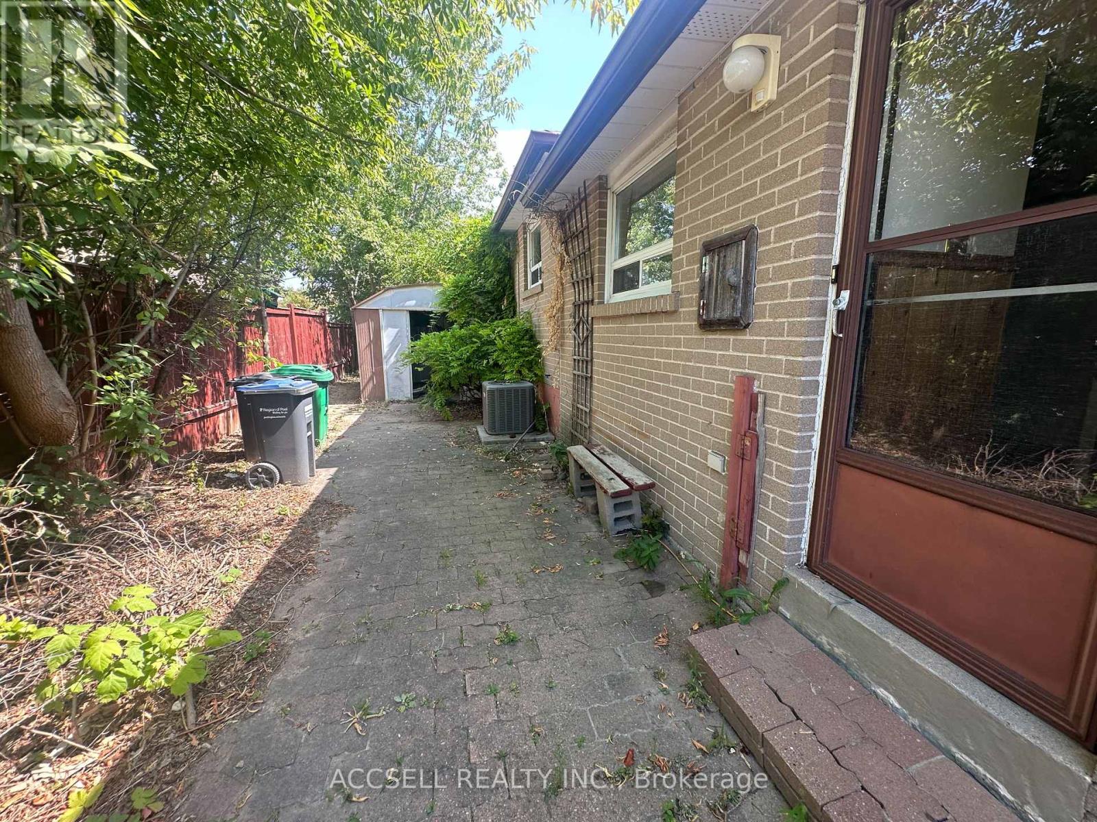 137 Earnscliffe Circle, Brampton (Southgate), Ontario  L6T 2B6 - Photo 3 - W12361763