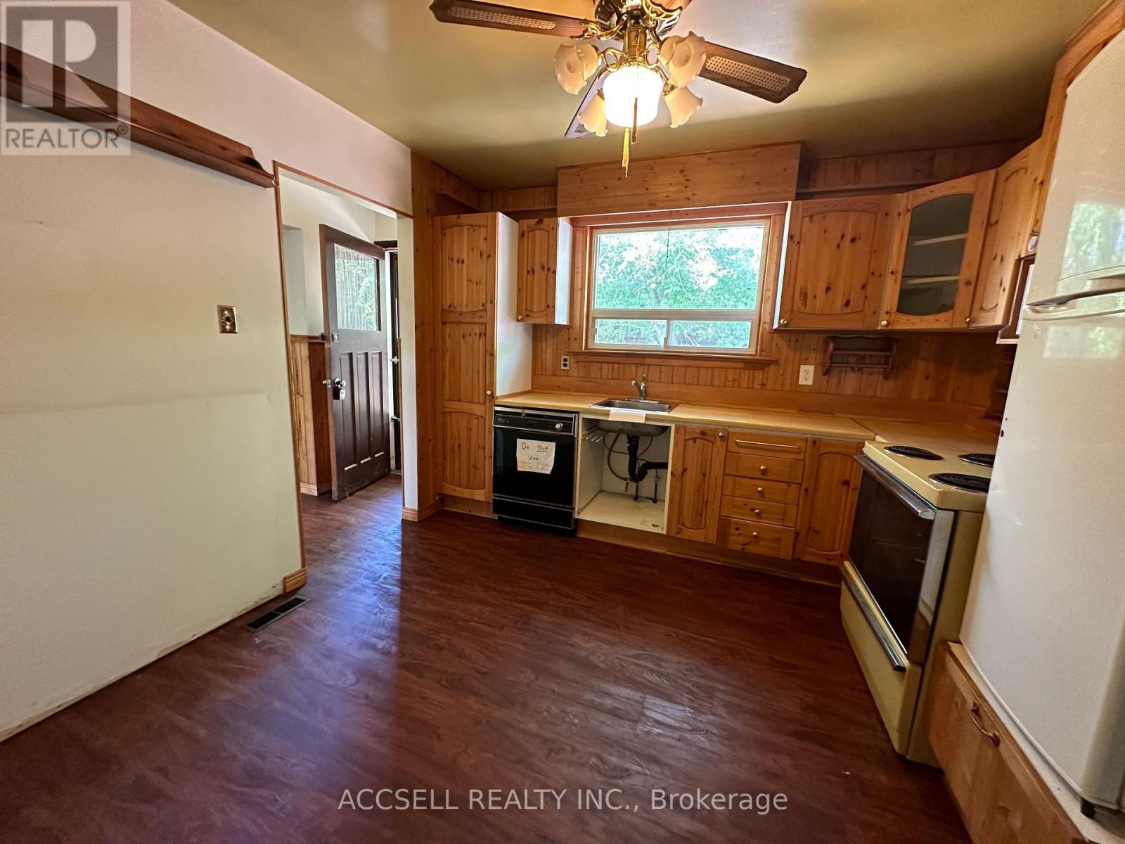 137 Earnscliffe Circle, Brampton (Southgate), Ontario  L6T 2B6 - Photo 5 - W12361763