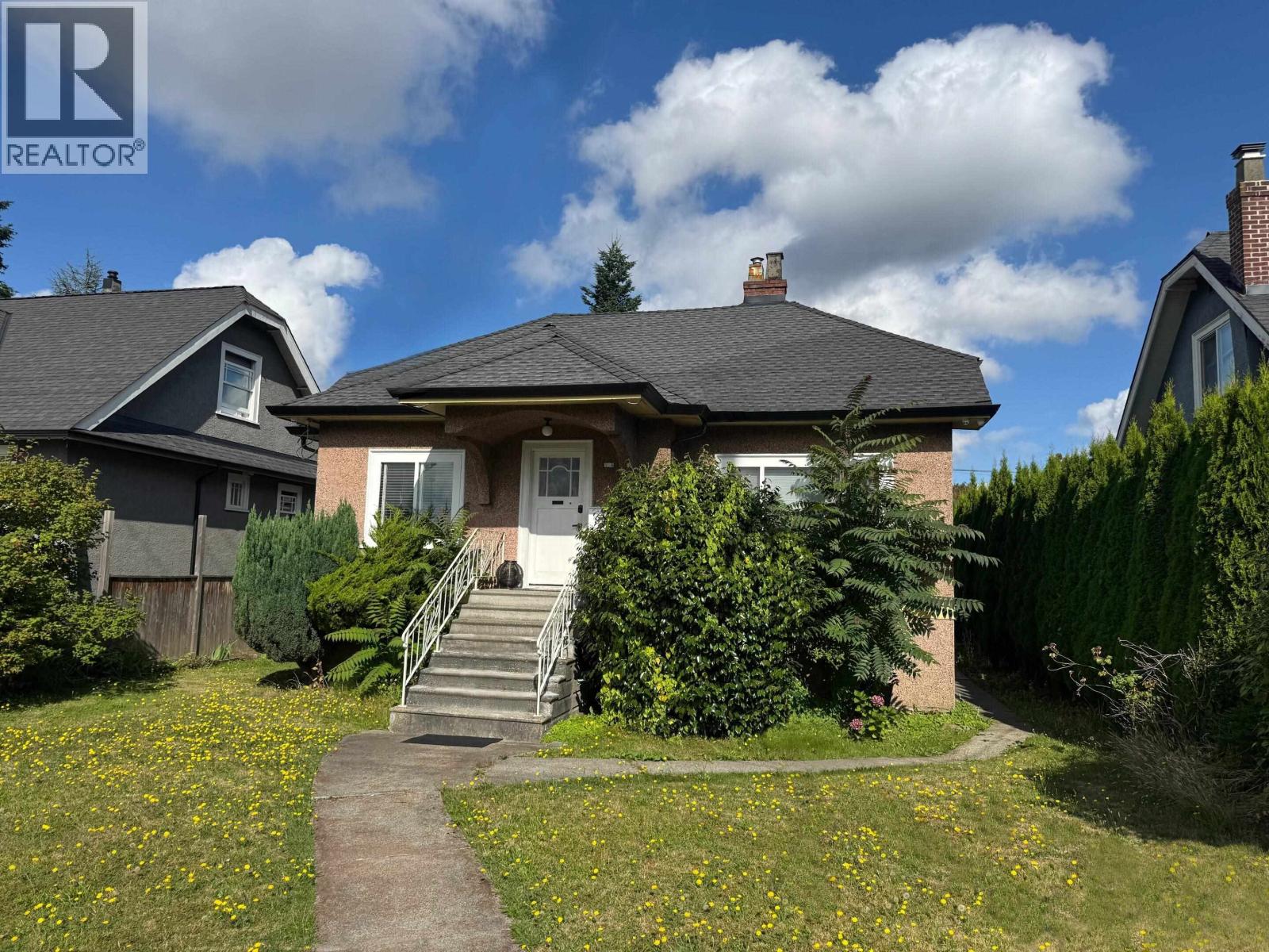 815 Eighth Avenue, New Westminster, British Columbia  V3M 2R4 - Photo 2 - R3038942