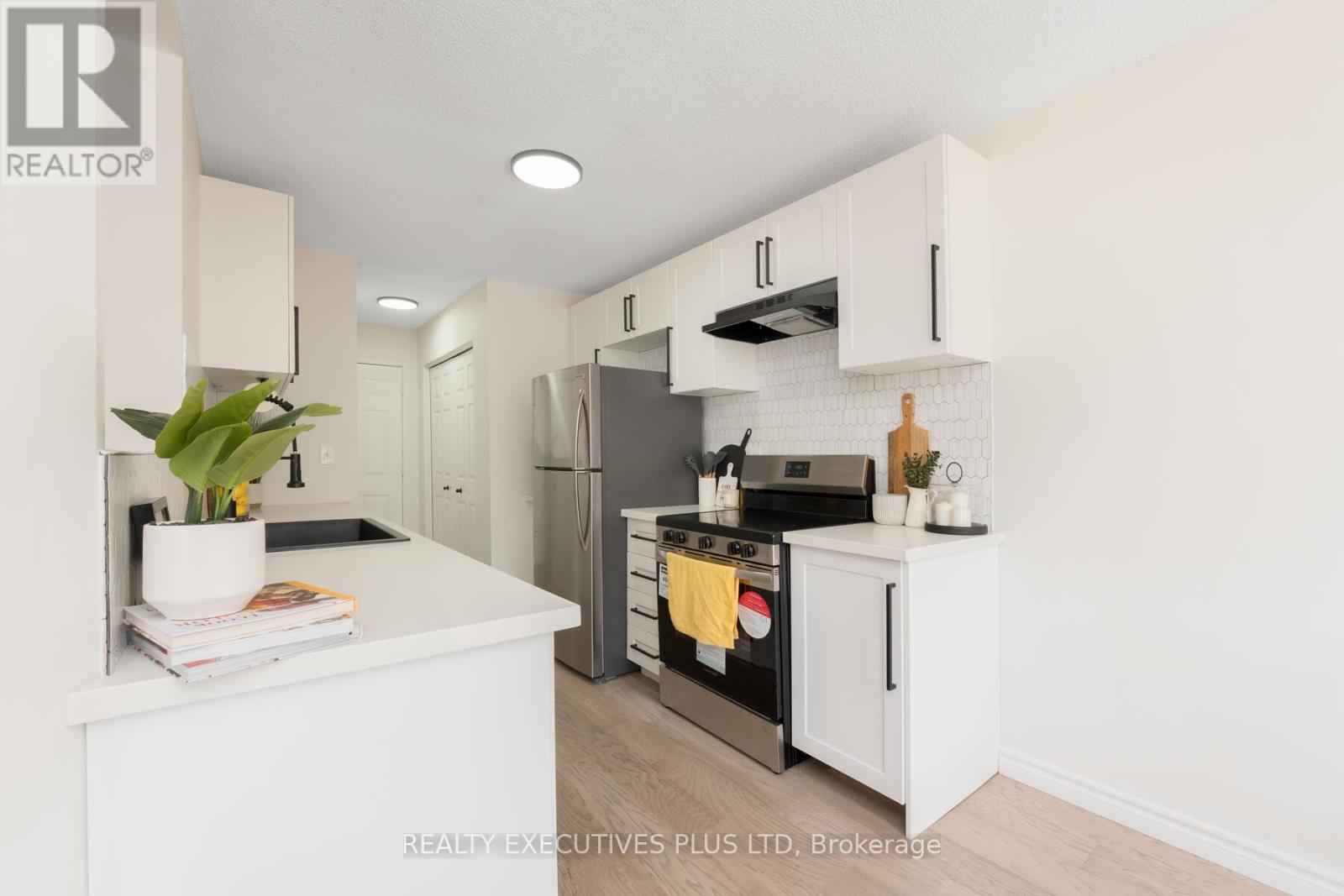 29 Perthshire Court, Hamilton, Ontario  L9B 2H1 - Photo 14 - X12361776