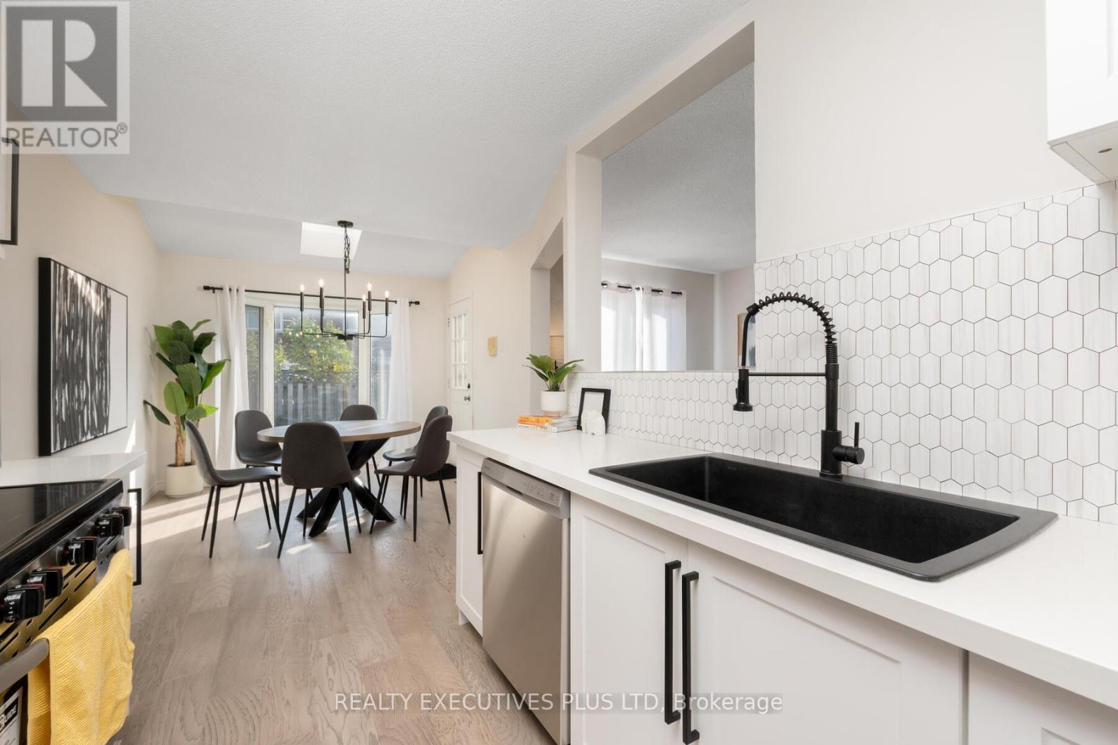 29 Perthshire Court, Hamilton, Ontario  L9B 2H1 - Photo 18 - X12361776