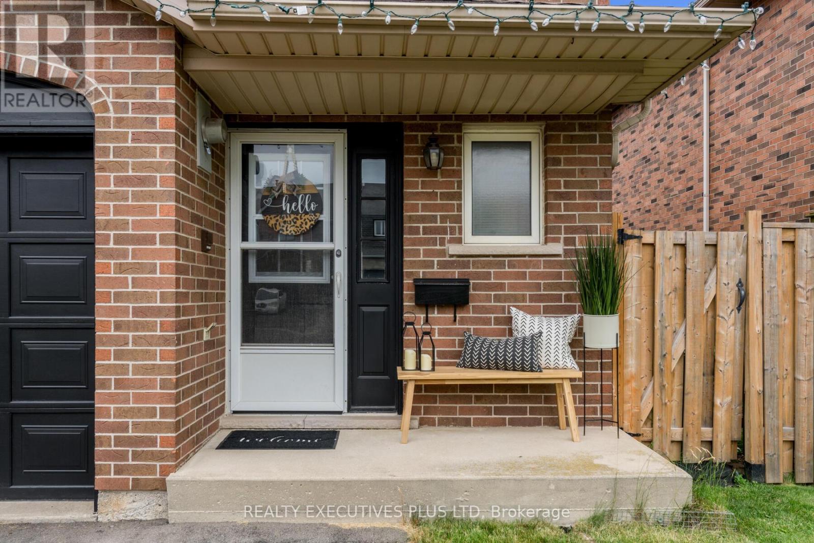29 Perthshire Court, Hamilton, Ontario  L9B 2H1 - Photo 2 - X12361776