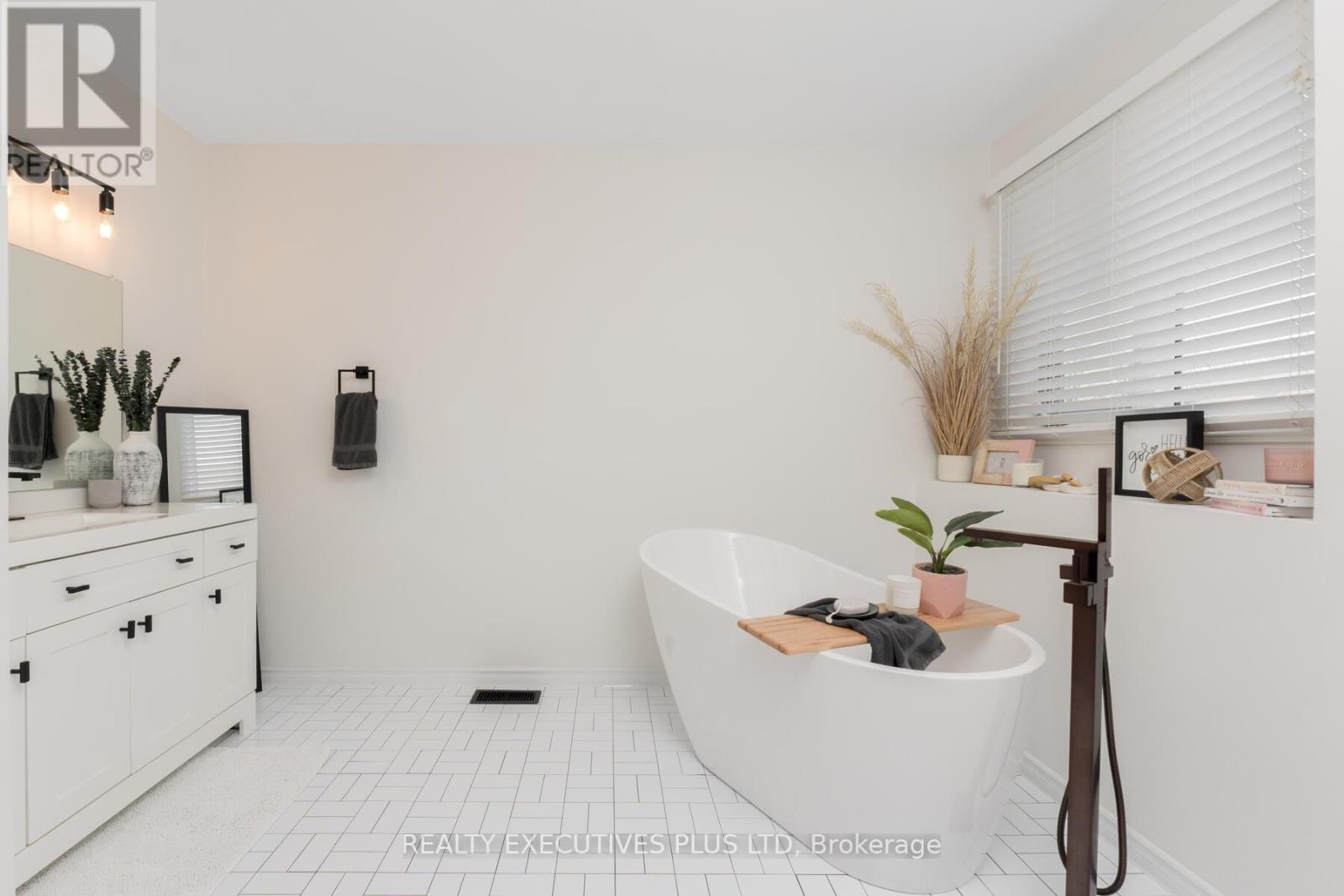 29 Perthshire Court, Hamilton, Ontario  L9B 2H1 - Photo 27 - X12361776