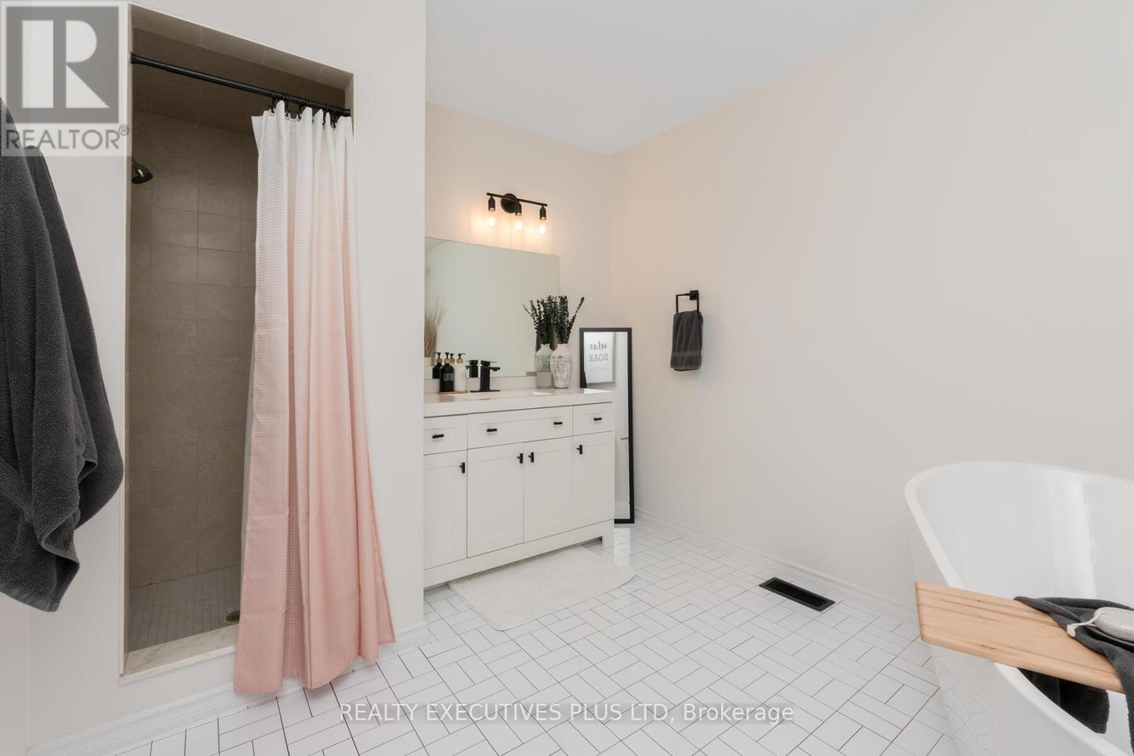 29 Perthshire Court, Hamilton, Ontario  L9B 2H1 - Photo 28 - X12361776