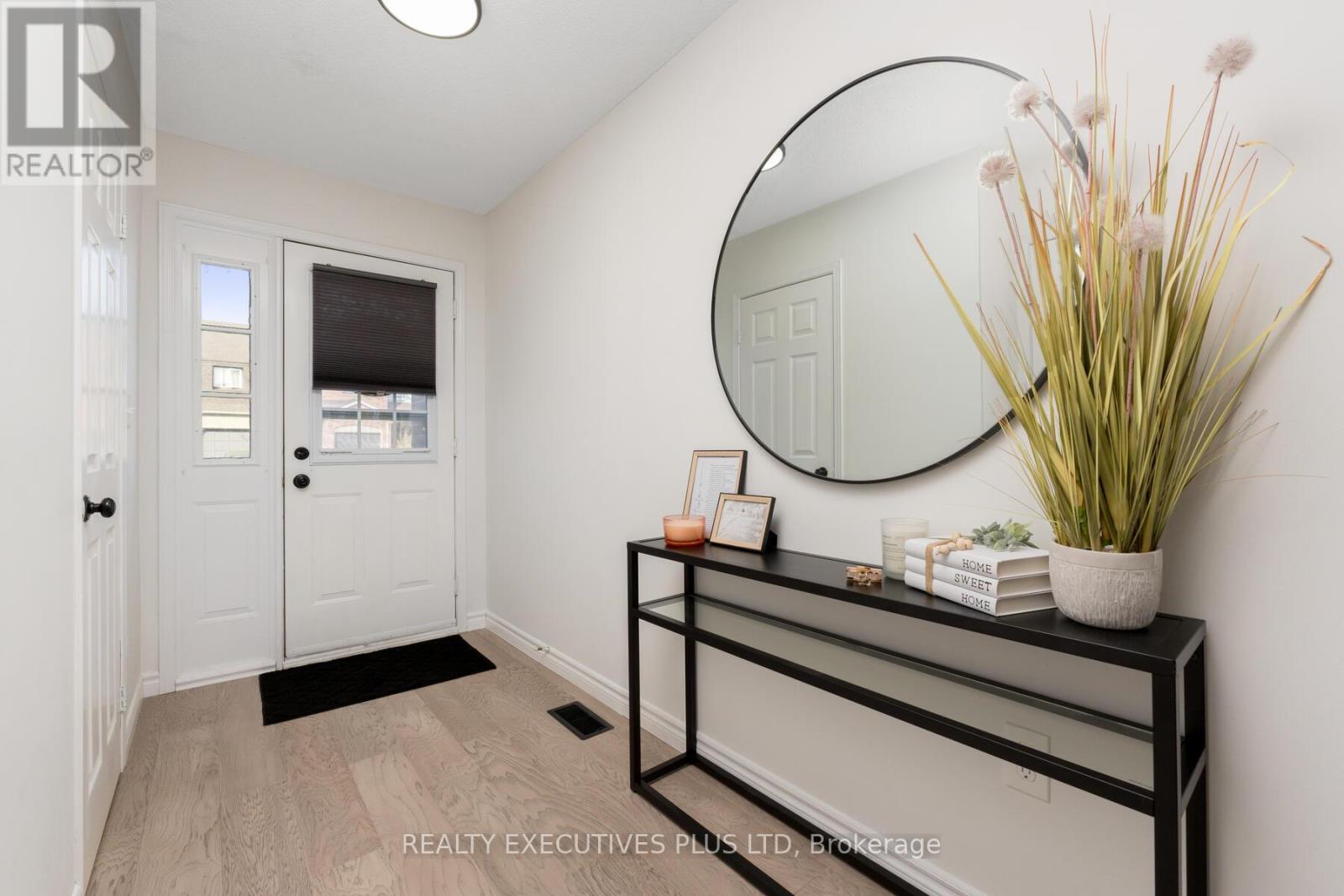 29 Perthshire Court, Hamilton, Ontario  L9B 2H1 - Photo 3 - X12361776