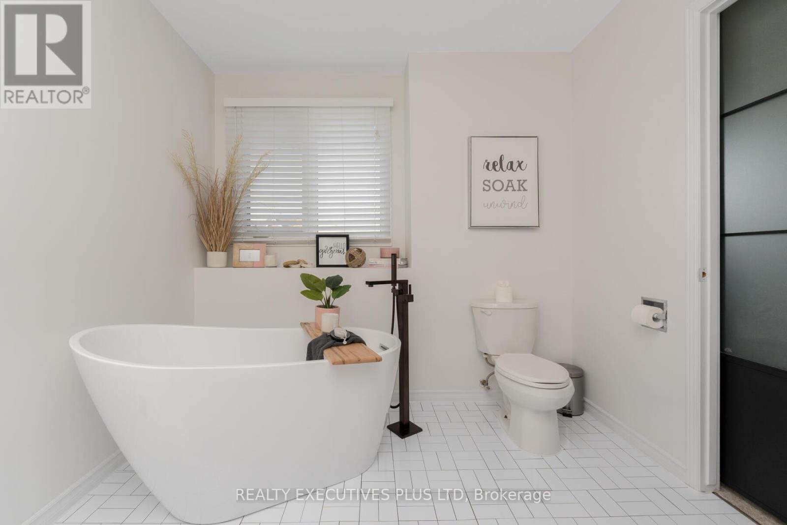 29 Perthshire Court, Hamilton, Ontario  L9B 2H1 - Photo 30 - X12361776