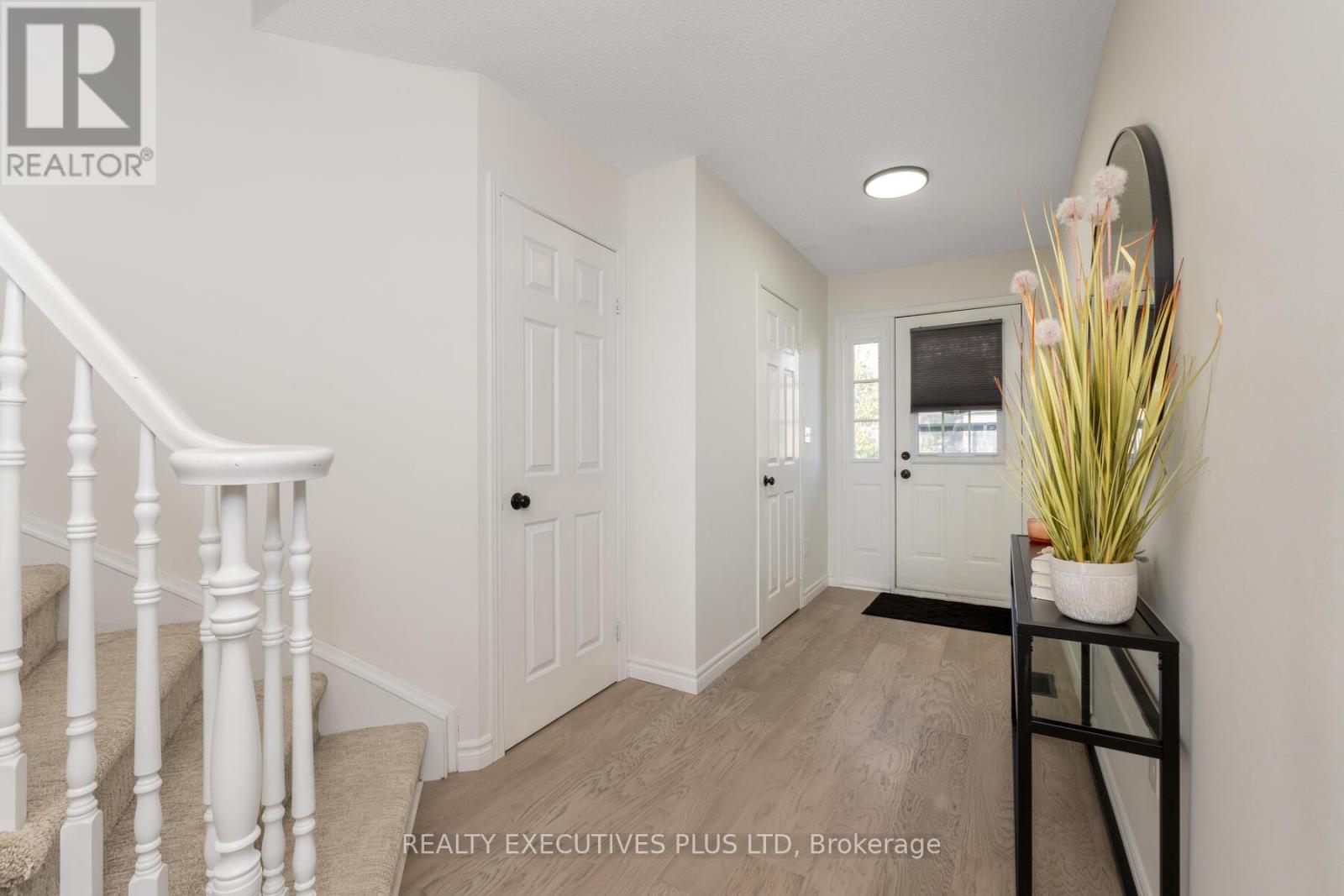 29 Perthshire Court, Hamilton, Ontario  L9B 2H1 - Photo 4 - X12361776