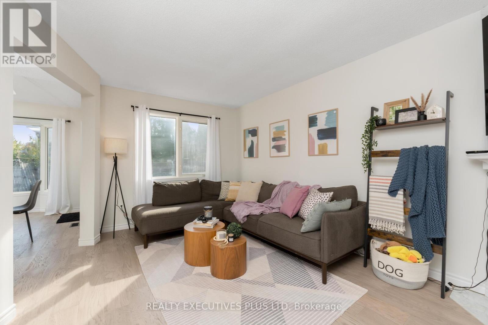 29 Perthshire Court, Hamilton, Ontario  L9B 2H1 - Photo 7 - X12361776