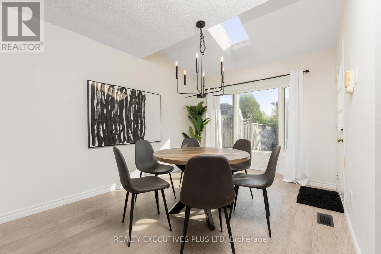 29 Perthshire Court, Hamilton, Ontario  L9B 2H1 - Photo 8 - X12361776