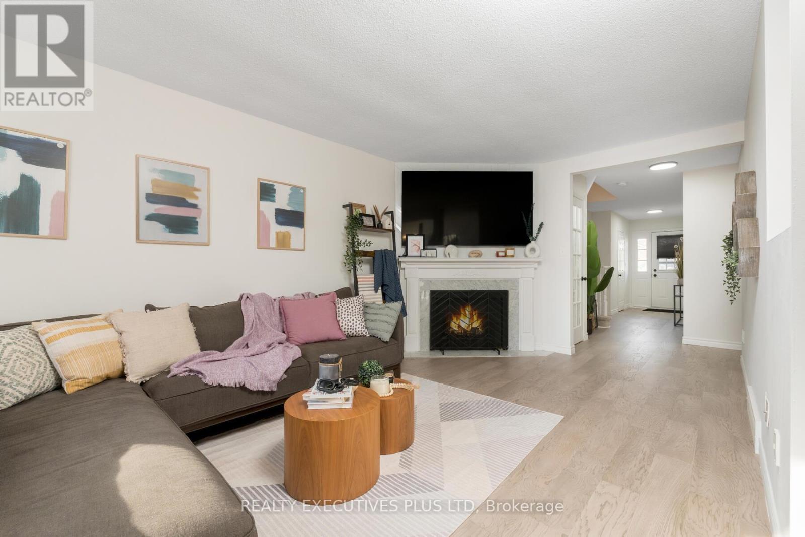 29 Perthshire Court, Hamilton, Ontario  L9B 2H1 - Photo 9 - X12361776