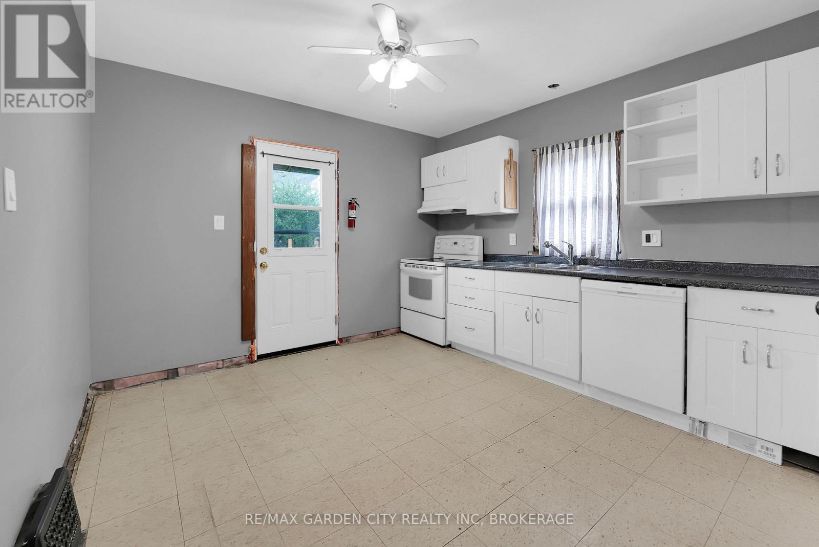 111 Lowell Avenue, St. Catharines, Ontario  L2R 2E3 - Photo 10 - X12361816