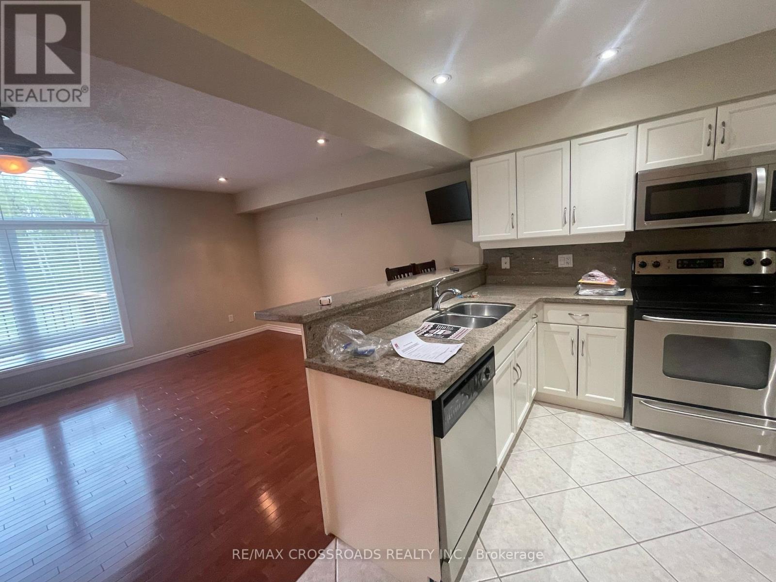 60 - 165 Terraview Crescent, Guelph, Ontario  N1G 5G7 - Photo 4 - X12361824