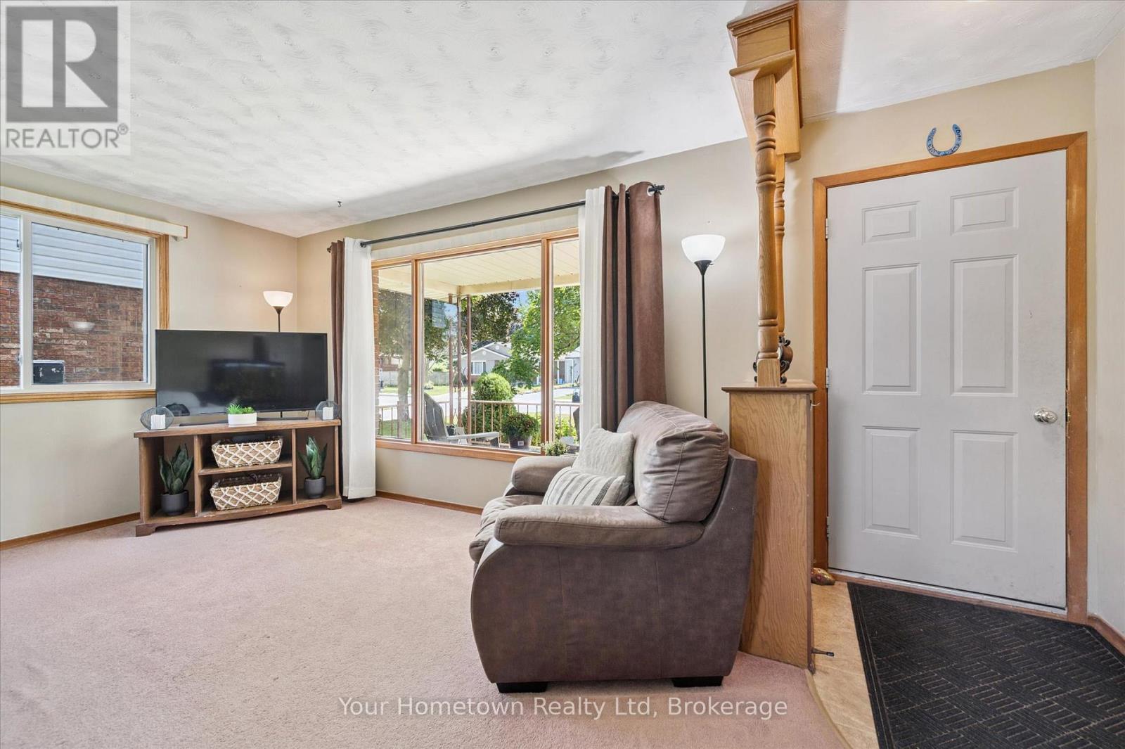 665 Raglan Street, Minto, Ontario  N0G 2P0 - Photo 6 - X12361845