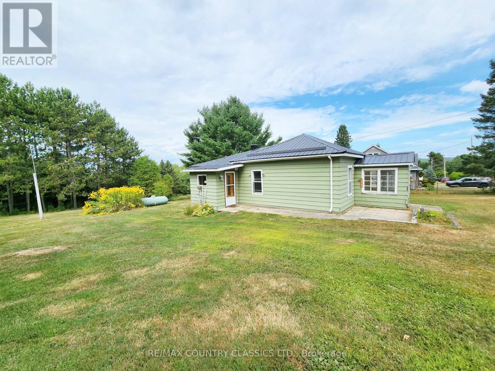 94 Paradise Road, South Algonquin, Ontario  K0J 2M0 - Photo 1 - X12361873