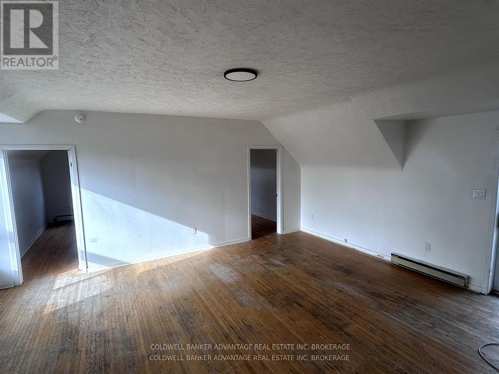 44 Albert Street, Welland, Ontario  L3B 4L2 - Photo 10 - X12361927