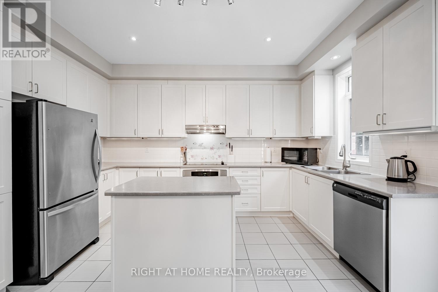 33 Promenade Trail, Halton Hills, Ontario  L7G 0G8 - Photo 11 - W12361899