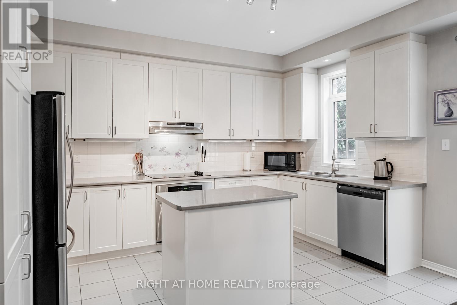 33 Promenade Trail, Halton Hills, Ontario  L7G 0G8 - Photo 12 - W12361899