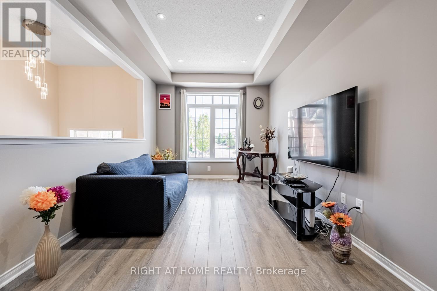 33 Promenade Trail, Halton Hills, Ontario  L7G 0G8 - Photo 5 - W12361899
