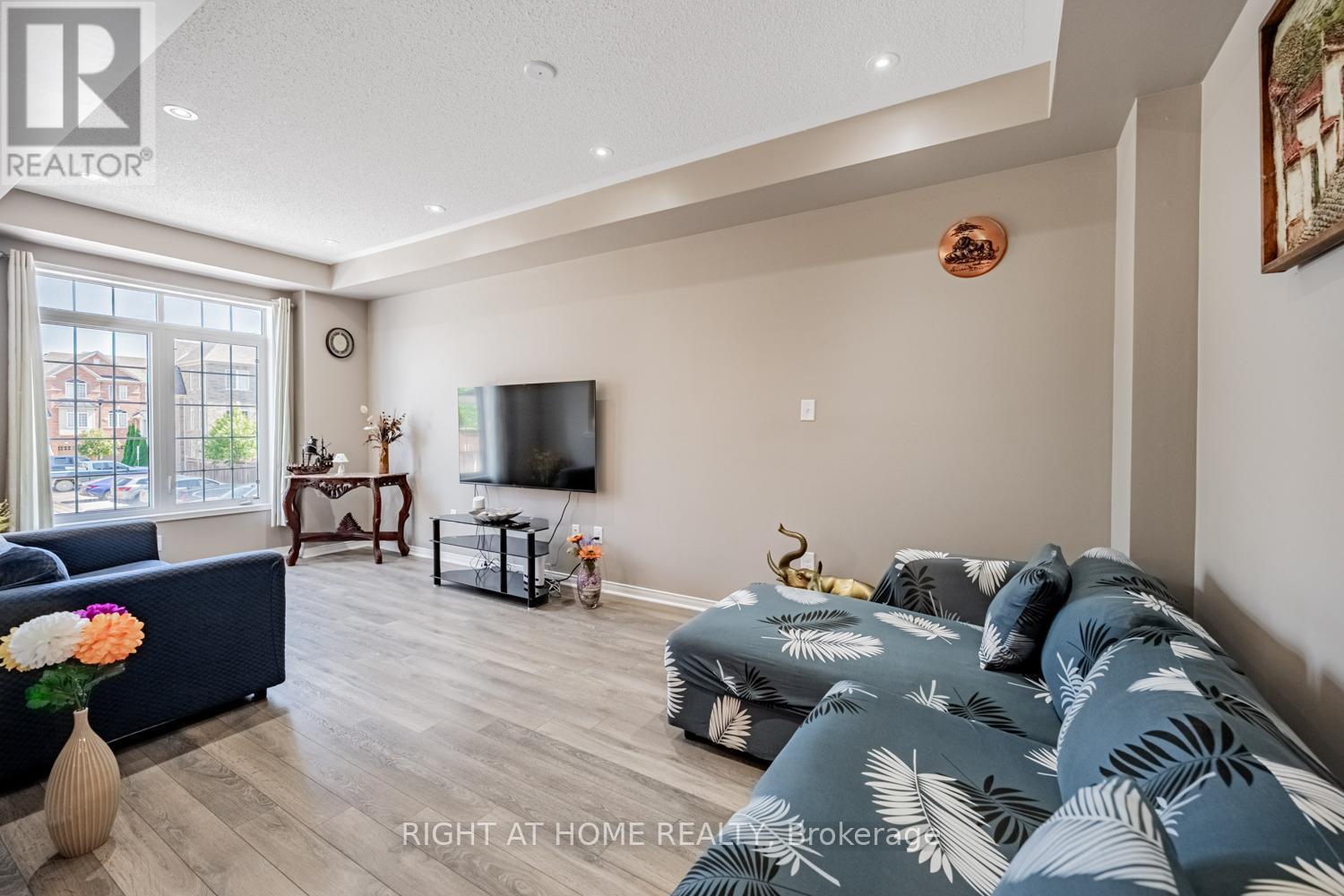 33 Promenade Trail, Halton Hills, Ontario  L7G 0G8 - Photo 6 - W12361899
