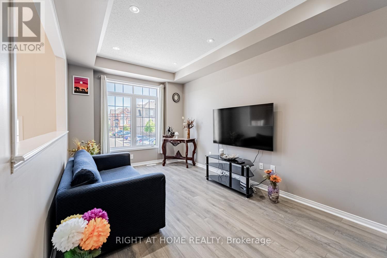 33 Promenade Trail, Halton Hills, Ontario  L7G 0G8 - Photo 7 - W12361899