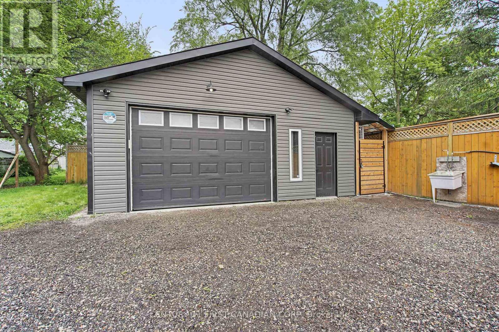128 Adelaide Street N, London East, Ontario  N6B 3G8 - Photo 3 - X12362046