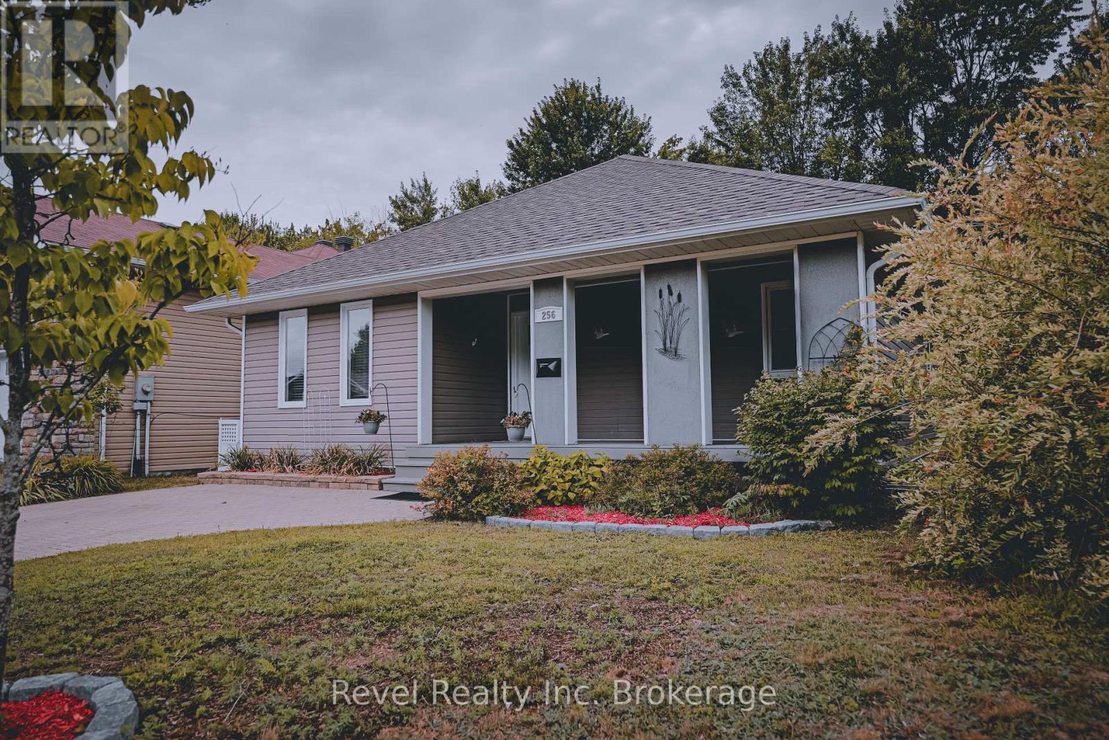 256 Thelma Avenue, North Bay, Ontario  P1A 4M8 - Photo 2 - X12362143