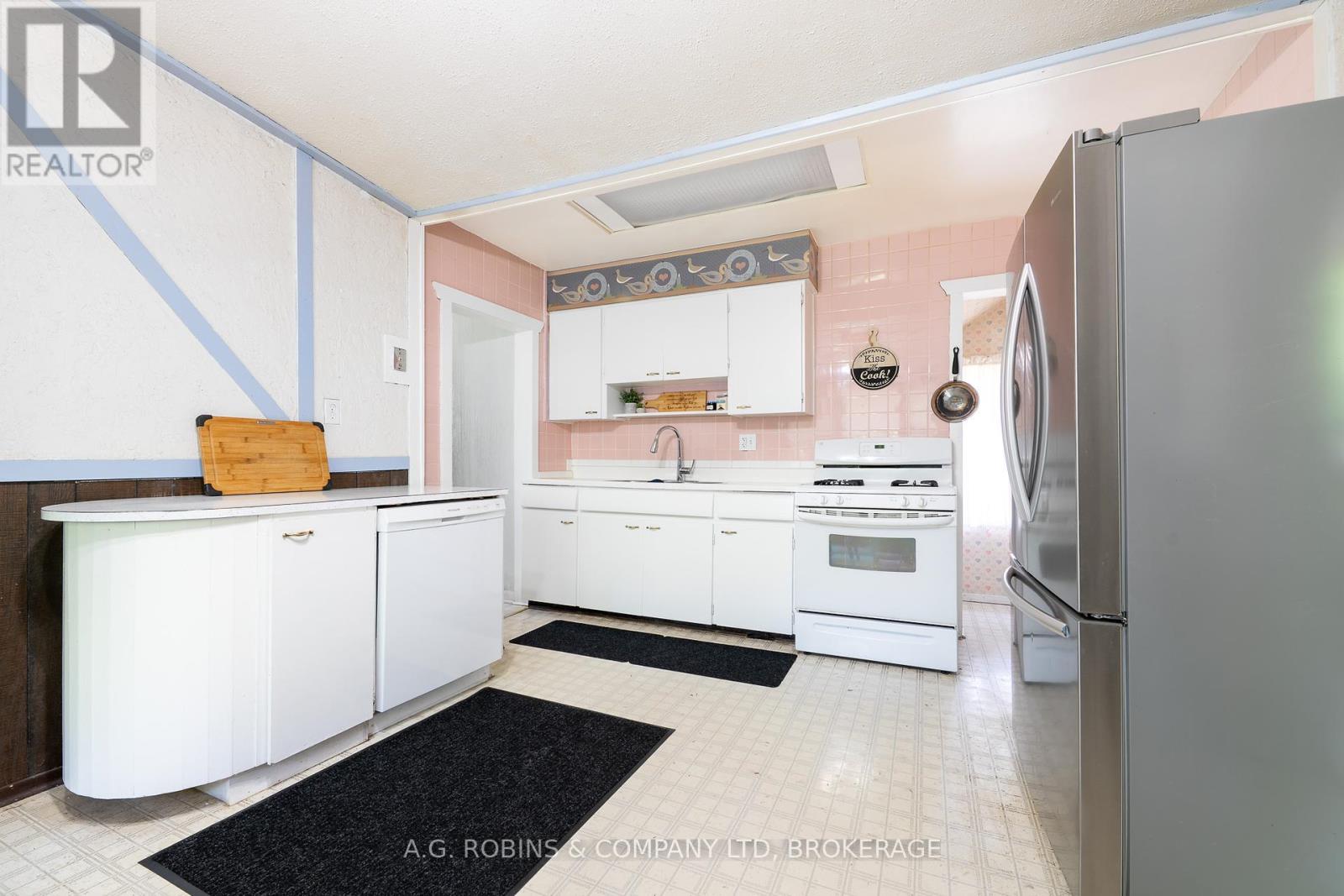 52 Charles Street, Port Colborne, Ontario  L3K 3R4 - Photo 10 - X12362128