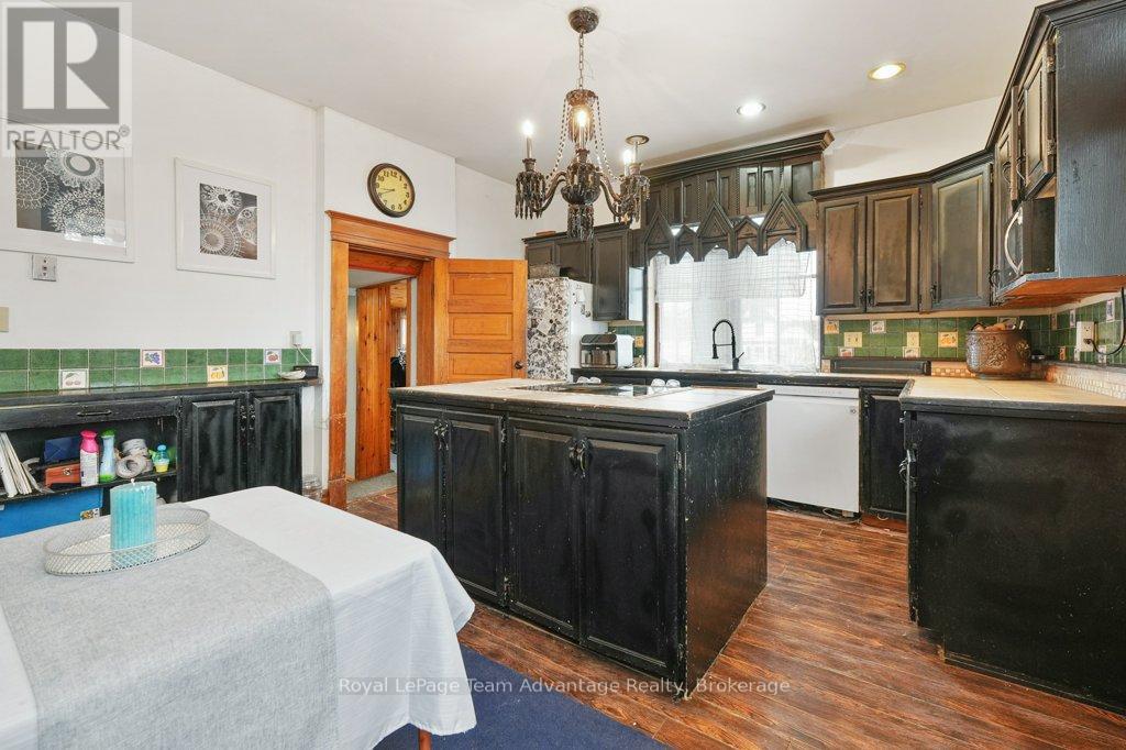 20 Belvedere Avenue, Parry Sound, Ontario  P2A 2A1 - Photo 16 - X12362134