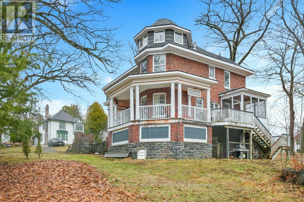 20 Belvedere Avenue, Parry Sound, Ontario  P2A 2A1 - Photo 3 - X12362134