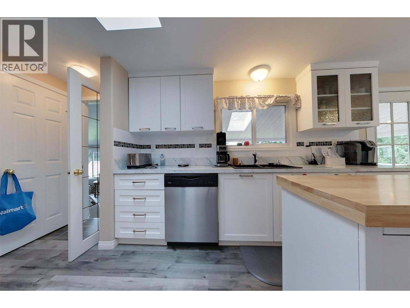 301 Fowler Street, Riondel, British Columbia  V0B 2B0 - Photo 8 - 10357023