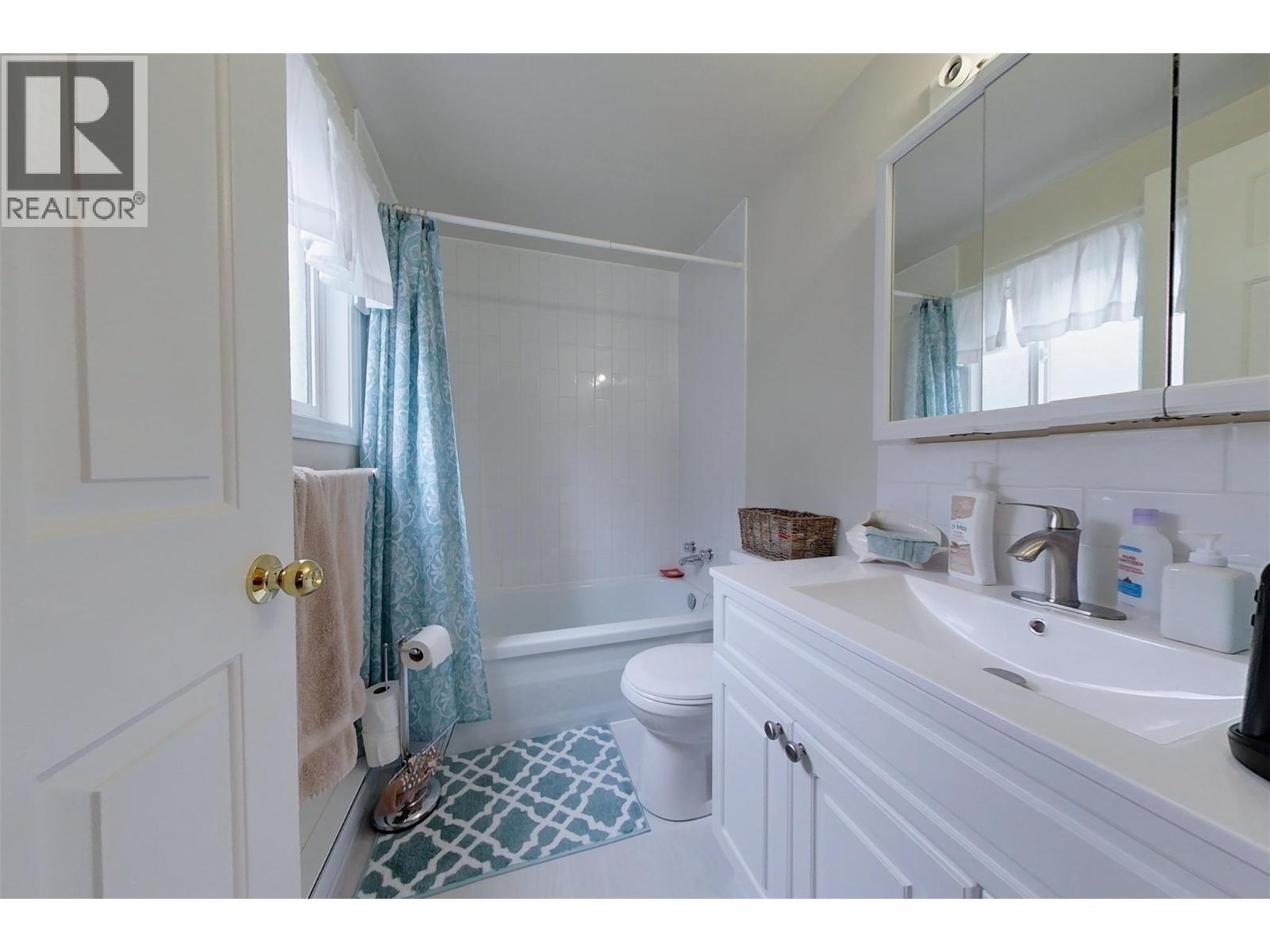 301 Fowler Street, Riondel, British Columbia  V0B 2B0 - Photo 16 - 10357023